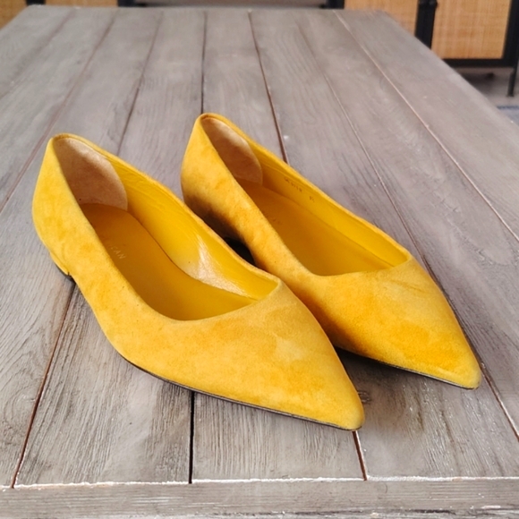 Good American The Statement Flat in Mustard Yellow Suede 5½ - Picture 6 of 13